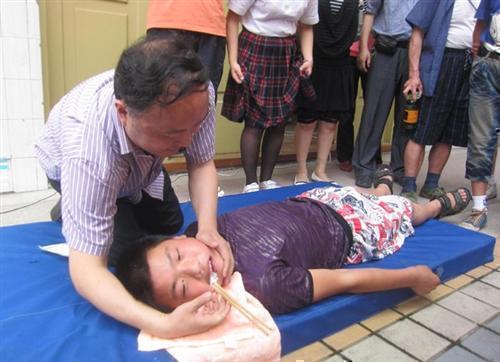 儿童抽搐口吐白沫的原因 儿童抽搐口吐白沫的原因