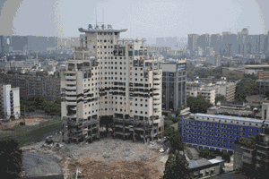 川音大厦爆破拆除 我院全力做好安全转移工作