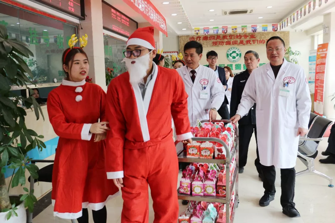 平安圣诞 军盛为全院员工 患者及家属送平安祝福