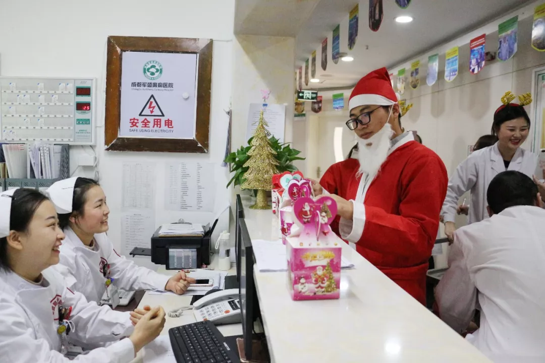 平安圣诞 军盛为全院员工 患者及家属送平安祝福